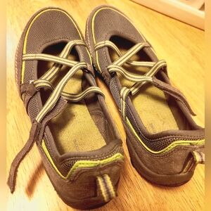 CROFT & BARROW CROSS STRAPPED SANDALS  SIZE 9  PREOWNED